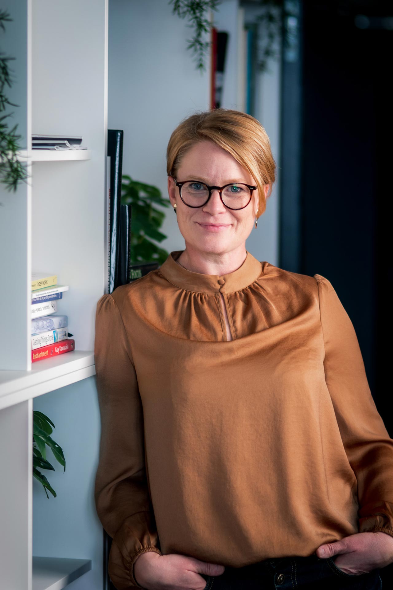 Ida lutandes mot bokhylla